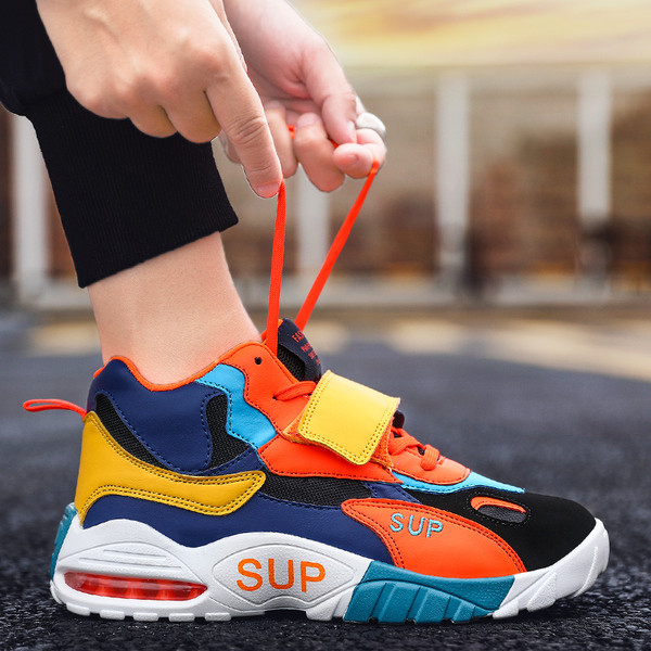Μοντέρνα αθλητικά ανδρικά παπούτσια με κορδόνια σε τέσσερα χρώματα
