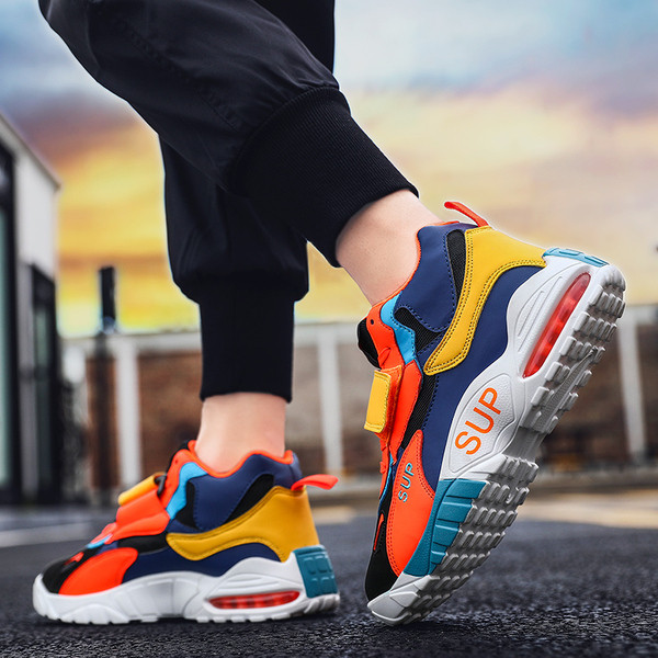 Μοντέρνα αθλητικά ανδρικά παπούτσια με κορδόνια σε τέσσερα χρώματα