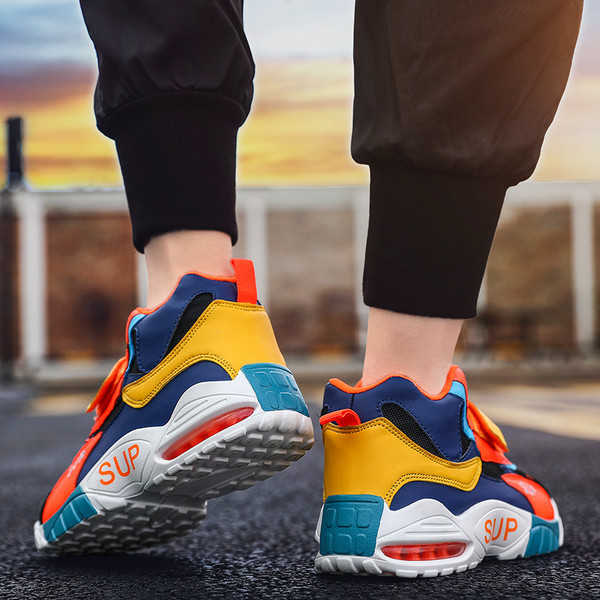 Μοντέρνα αθλητικά ανδρικά παπούτσια με κορδόνια σε τέσσερα χρώματα