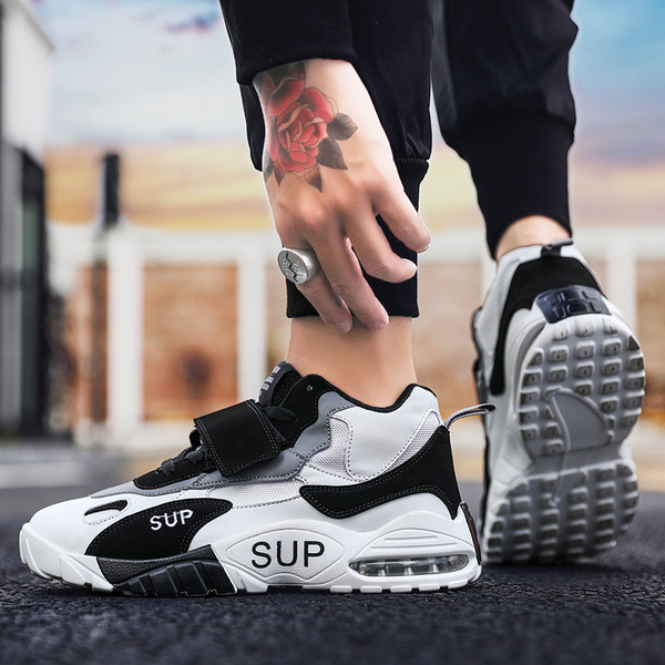 Μοντέρνα αθλητικά ανδρικά παπούτσια με κορδόνια σε τέσσερα χρώματα