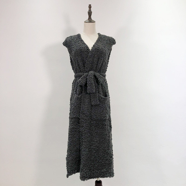 Vesta lunga cu centura si buzunare in maro si gri