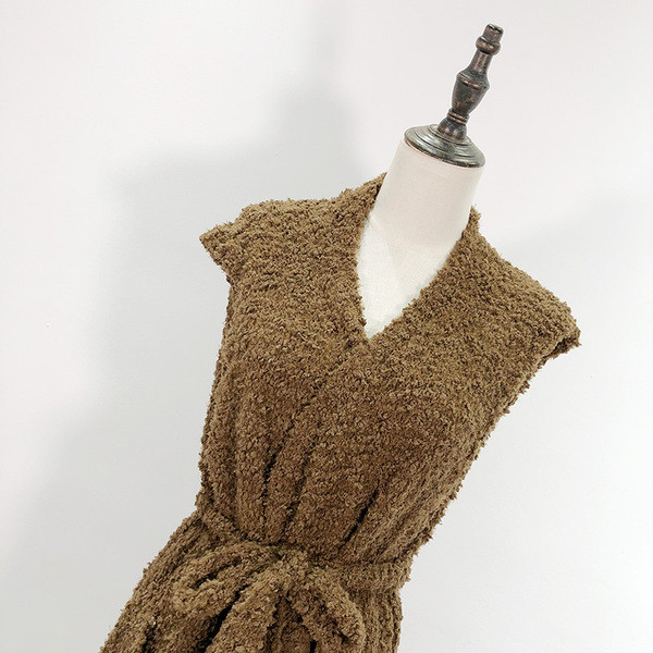 Vesta lunga cu centura si buzunare in maro si gri