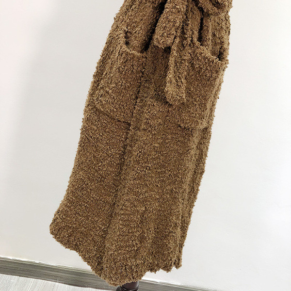 Vesta lunga cu centura si buzunare in maro si gri