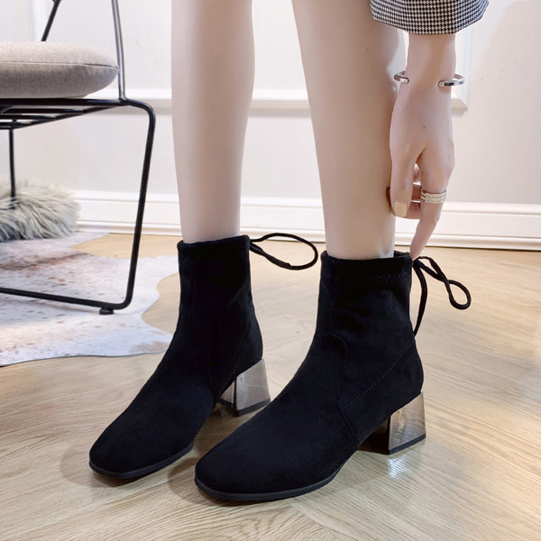 Γυναικείες μοντέρνα σουέτ μπότες με χοντρό τακούνι σε μαύρο χρώμα