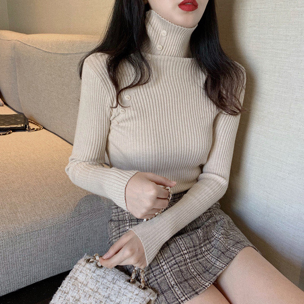 Bluză de damă mulată cu nasturi și guler înalt