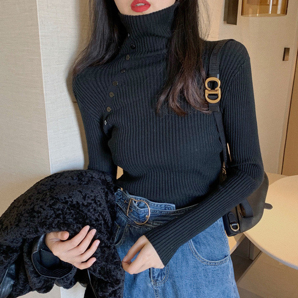 Bluză de damă mulată cu nasturi și guler înalt