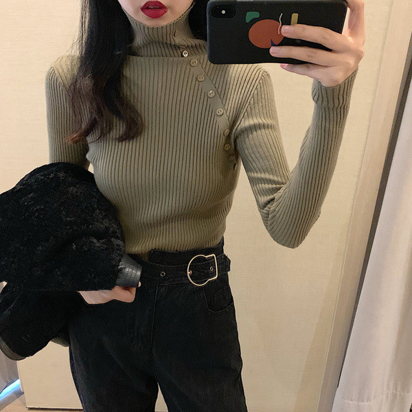 Bluză de damă mulată cu nasturi și guler înalt