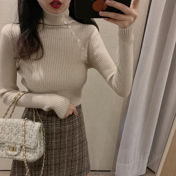 Bluză de damă mulată cu nasturi și guler înalt