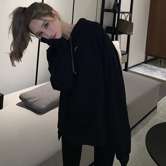 Hanorac zilnic de damă cu glugă și aplicație