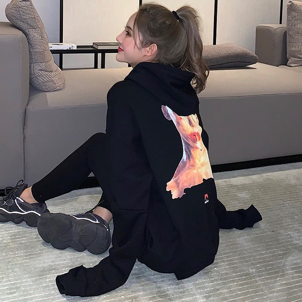 Hanorac zilnic de damă cu glugă și aplicație