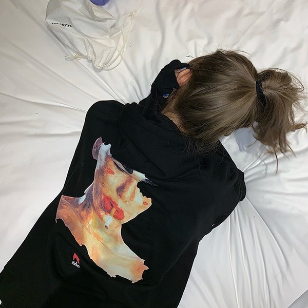 Hanorac zilnic de damă cu glugă și aplicație