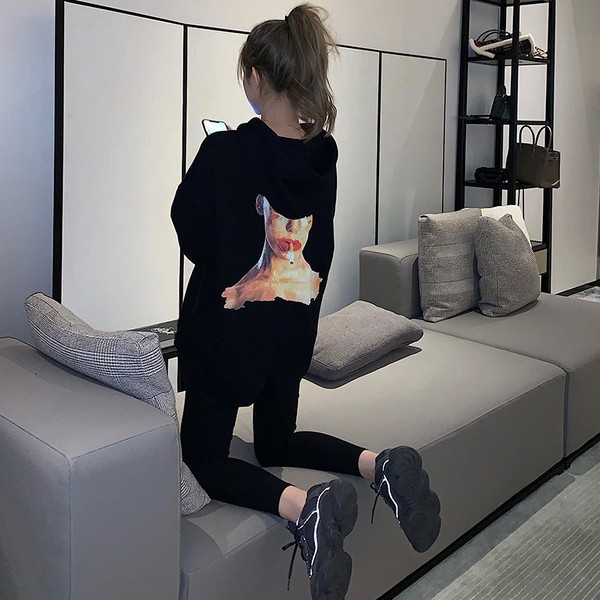 Hanorac zilnic de damă cu glugă și aplicație