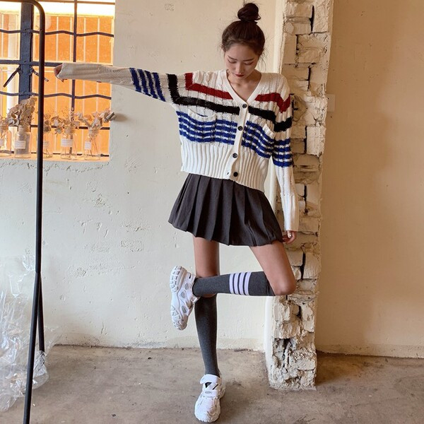 Cardigan de damă în dungi de culoare albă cu nasturi