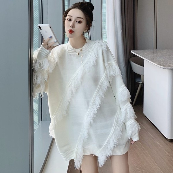 Μακρύ πουλόβερ σε λευκό και μαύρο χρώμα με κρόσσια