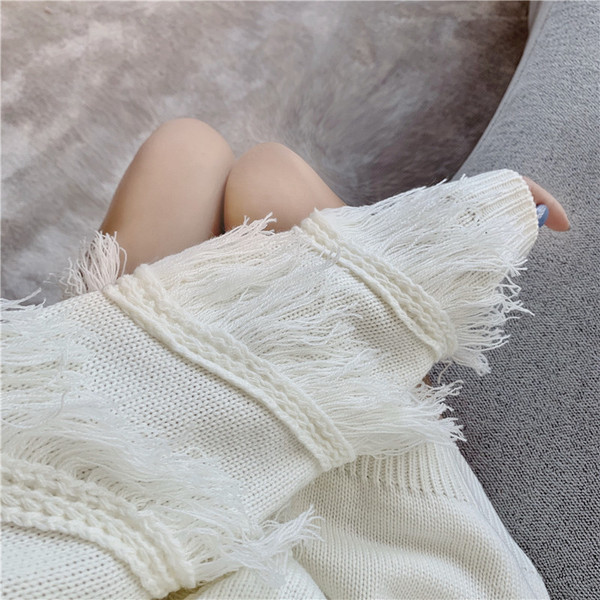 Μακρύ πουλόβερ σε λευκό και μαύρο χρώμα με κρόσσια