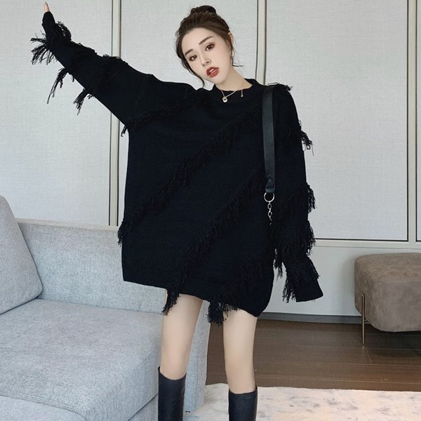 Μακρύ πουλόβερ σε λευκό και μαύρο χρώμα με κρόσσια