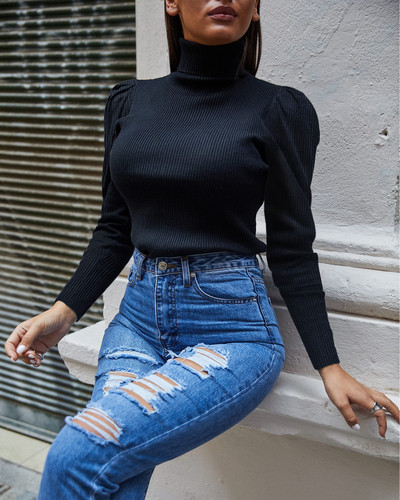 Μοντέρνο γυναικείο πουλόβερ με ψηλό γιακά και μακρύ μανίκι σε καφέ και μαύρο χρώμα