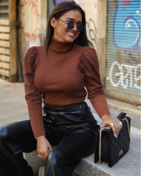 Μοντέρνο γυναικείο πουλόβερ με ψηλό γιακά και μακρύ μανίκι σε καφέ και μαύρο χρώμα