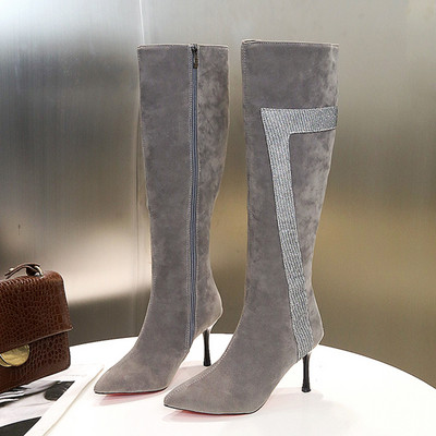 Μοντέρνα γυναικείες μπότες σουέτ  με λεπτό τακούνι