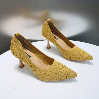 Μοντέρνα γυναικεία παπούτσια με λεπτό τακούνι σε κίτρινο και μαύρο χρώμα