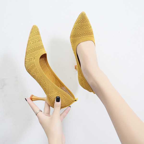 Μοντέρνα γυναικεία παπούτσια με λεπτό τακούνι σε κίτρινο και μαύρο χρώμα