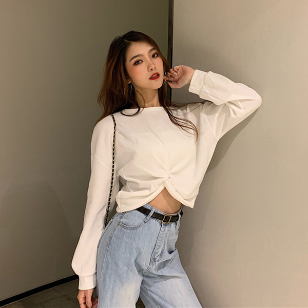 Σύντομη ασύμμετρη μπλούζα σε τέσσερα χρώματα