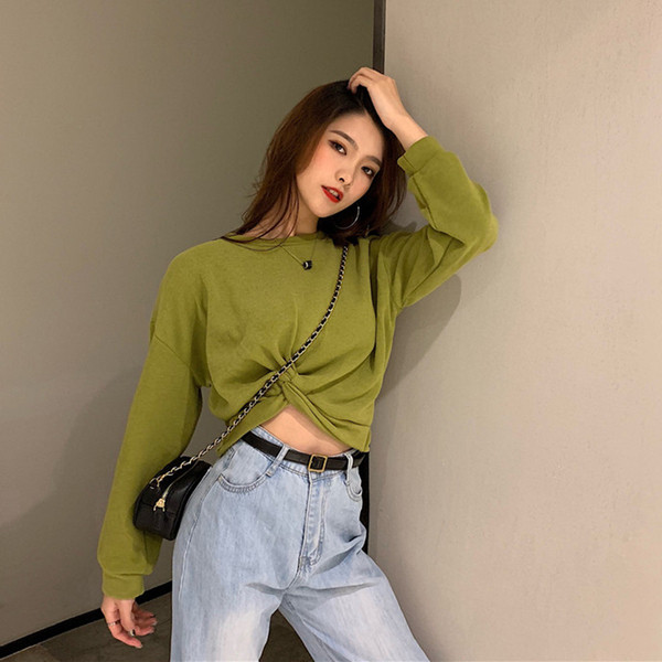 Σύντομη ασύμμετρη μπλούζα σε τέσσερα χρώματα