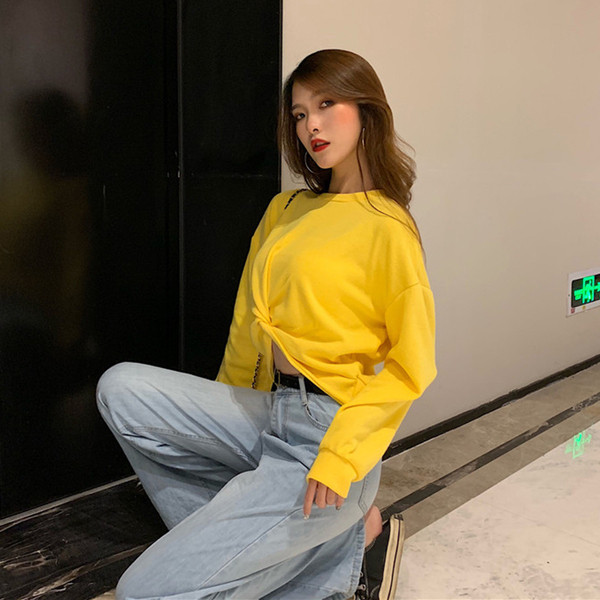 Σύντομη ασύμμετρη μπλούζα σε τέσσερα χρώματα