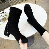 Stílusos női csizma fém szegecsekkel, fekete színben