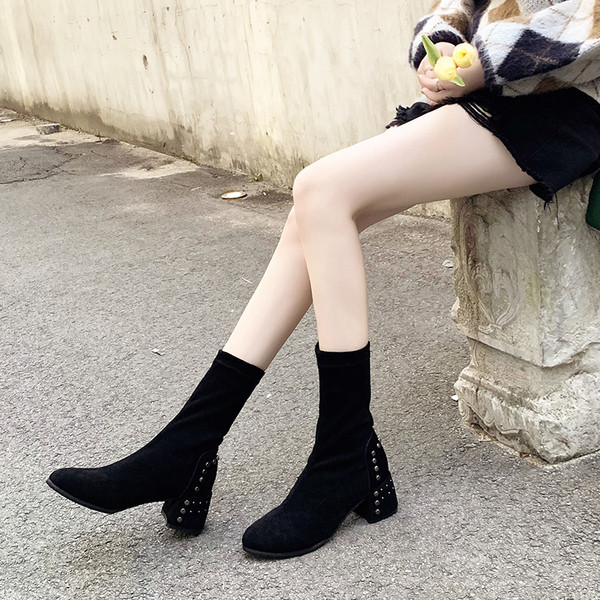 Stílusos női csizma fém szegecsekkel, fekete színben