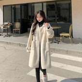 Hosszú fehér és fekete pehelykabát zsebekkel