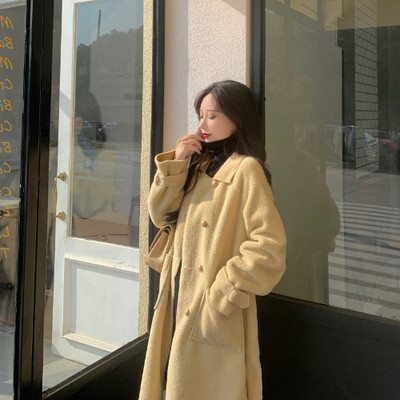 Hosszú fehér és fekete pehelykabát zsebekkel