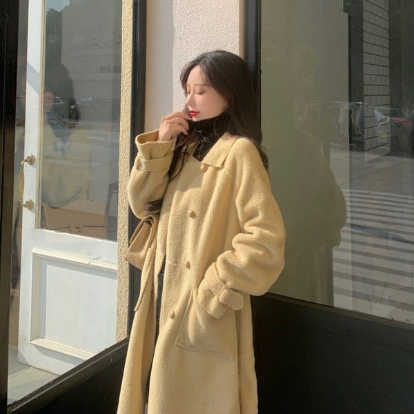 Hosszú fehér és fekete pehelykabát zsebekkel