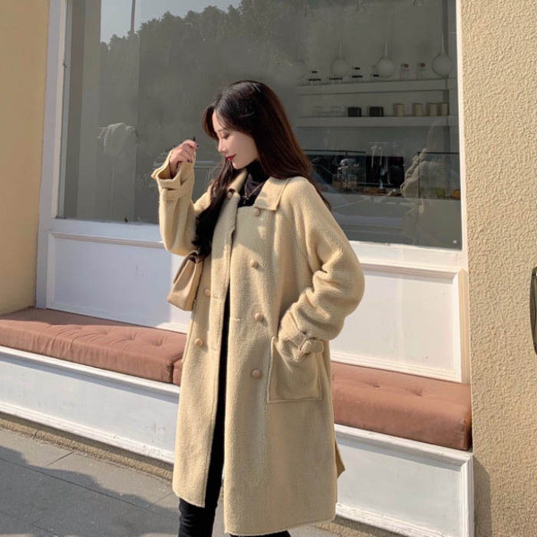 Hosszú fehér és fekete pehelykabát zsebekkel