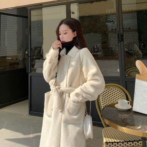 Hosszú fehér és fekete pehelykabát zsebekkel