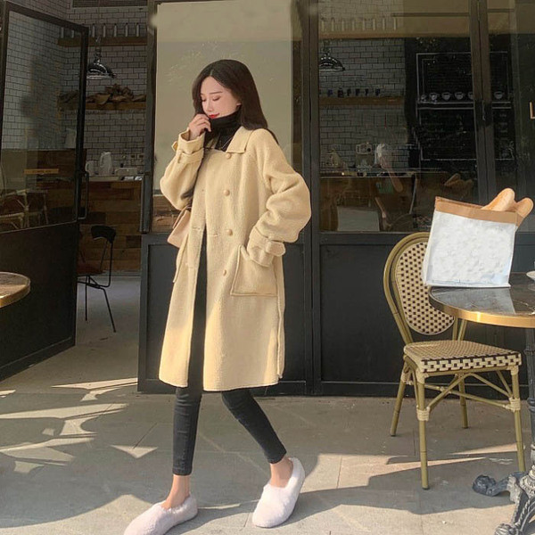 Hosszú fehér és fekete pehelykabát zsebekkel