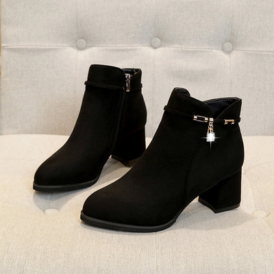 Cizme de damă elegante din piele intoarsa cu toc gros, in negru si bej