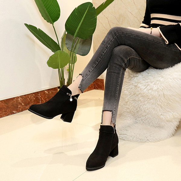 Cizme de damă elegante din piele intoarsa cu toc gros, in negru si bej