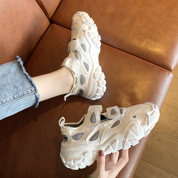 Νέο μοντέλο γυναικέια αθλητικά  παπούτσια ν με σκληρή σόλα σε τρία χρώματα