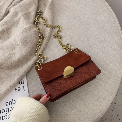 Κομψή γυναικεία τσάντα με αλυσίδα από οικολογικό δέρμα 