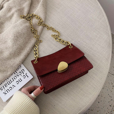 Κομψή γυναικεία τσάντα με αλυσίδα από οικολογικό δέρμα 