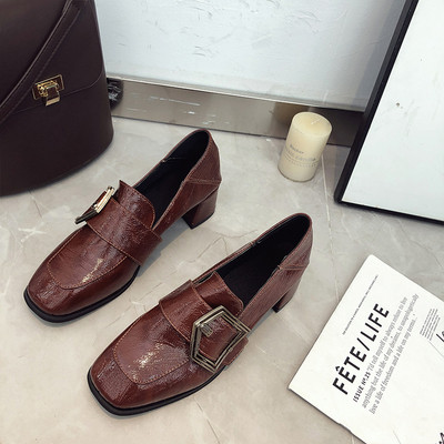 Μοντέρνα γυναικεία παπούτσια με μεταλλική πόρπη σε δύο χρώματα