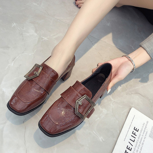 Μοντέρνα γυναικεία παπούτσια με μεταλλική πόρπη σε δύο χρώματα