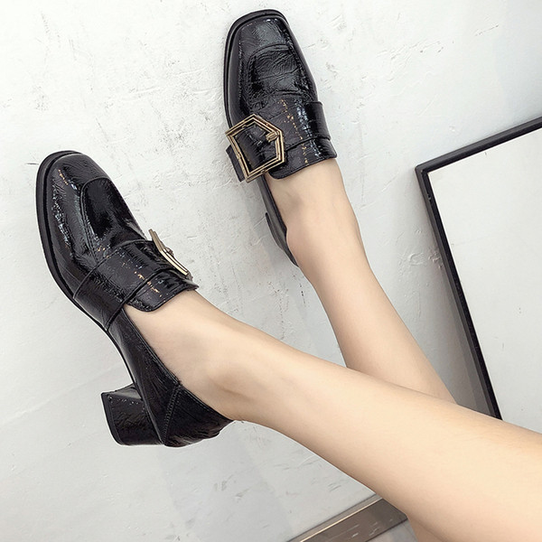 Μοντέρνα γυναικεία παπούτσια με μεταλλική πόρπη σε δύο χρώματα