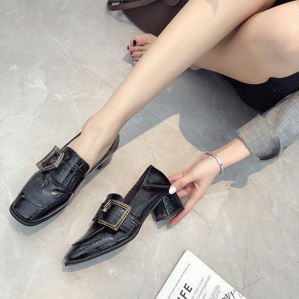 Μοντέρνα γυναικεία παπούτσια με μεταλλική πόρπη σε δύο χρώματα