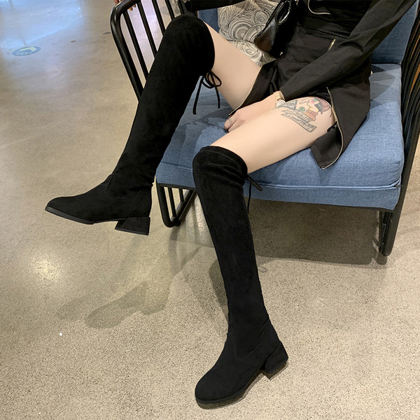 Stílusos női velúr csizma vastag sarkú fekete színben