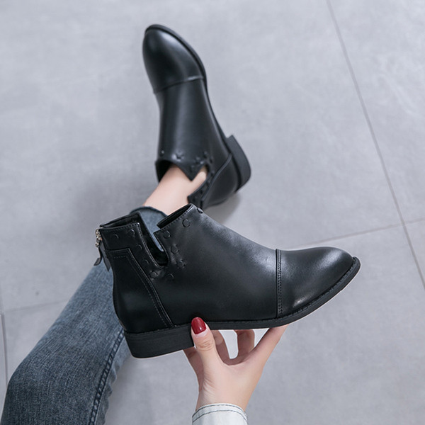 Κομψές γυναικείες μπότες με φερμουάρ από έκο δέρμα σε μαύρο χρώμα