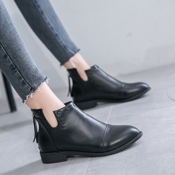 Κομψές γυναικείες μπότες με φερμουάρ από έκο δέρμα σε μαύρο χρώμα