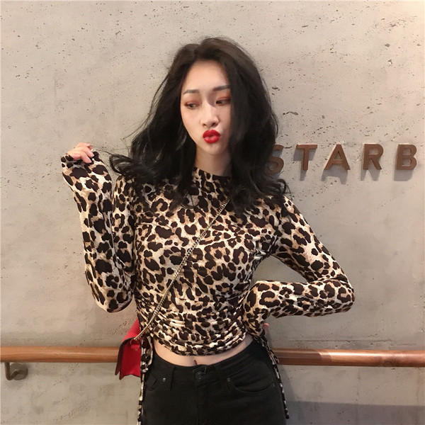 Γυναικεία κοντή μπλούζα με κορδόνια και εκτύπωση 