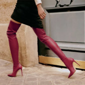 Κομψές έκο δερμάτινες μπότες  με λεπτό τακούνι σε μαύρο και κόκκινο χρώμα